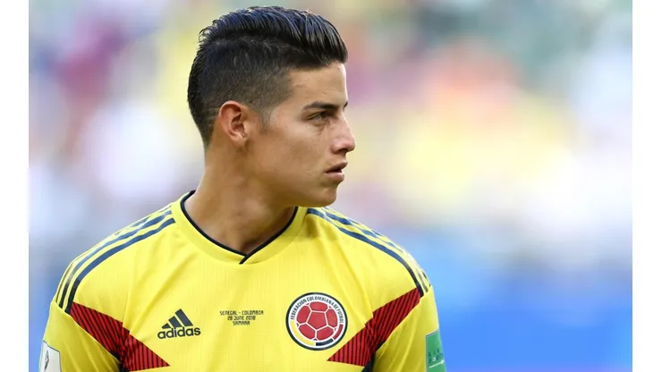 James Rodríguez posa con la camiseta de Colombia