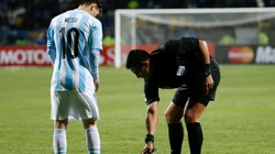 Bascuñan dirigiendo a Lionel Messi