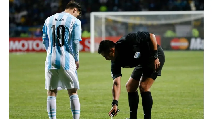 Bascuñan dirigiendo a Lionel Messi