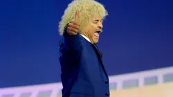 Carlos "El Pibe" Valderrama festejó con su clásico "avioncito" el pase a octavos de Colombia.