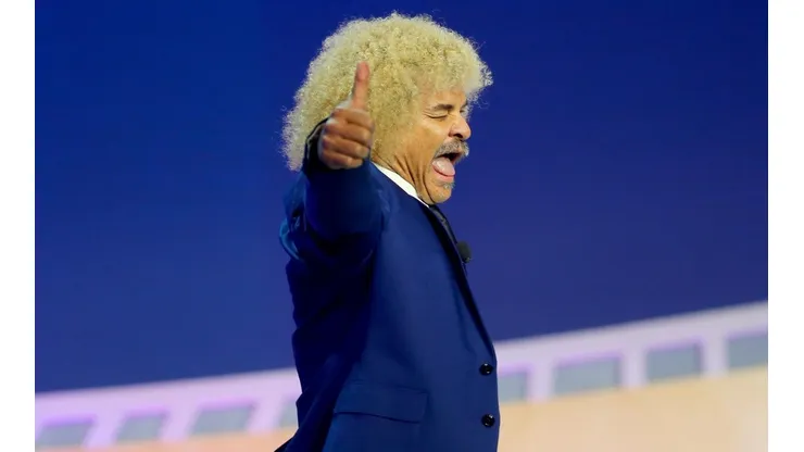Carlos "El Pibe" Valderrama festejó con su clásico "avioncito" el pase a octavos de Colombia.