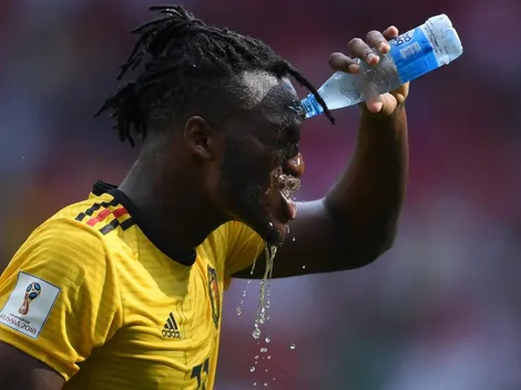 ¡Festejando el gol Batshuayi casi se arranca la cabeza!