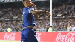 ACÁ ESTOY YO. Mauro Zárate se besa el escudo de Vélez en el Cilindro de Avellaneda.