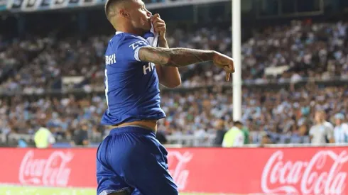 ACÁ ESTOY YO. Mauro Zárate se besa el escudo de Vélez en el Cilindro de Avellaneda.