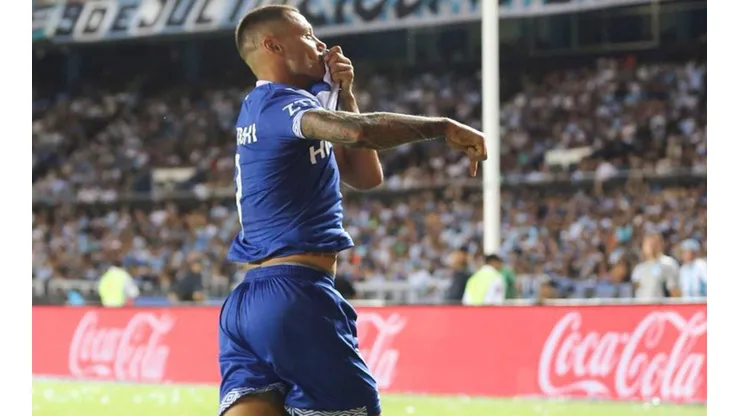 ACÁ ESTOY YO. Mauro Zárate se besa el escudo de Vélez en el Cilindro de Avellaneda.