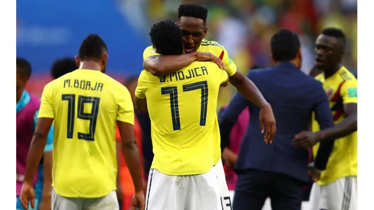 ABRAZO CAFETERO. La felicidad de Yerry Mina después del triunfo de Colombia (Foto: Getty).