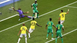 MANOS EN LA CINTURA. La insólita pose del jugador de Senegal en el gol de Colombia (Foto: Getty).