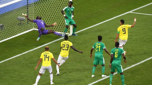 MANOS EN LA CINTURA. La insólita pose del jugador de Senegal en el gol de Colombia (Foto: Getty).