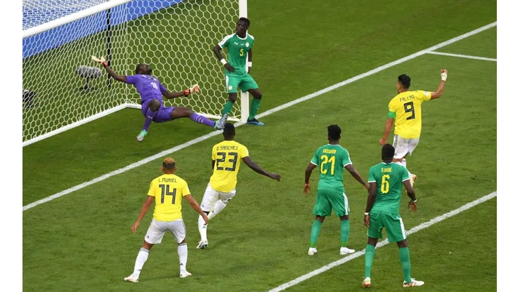 MANOS EN LA CINTURA. La insólita pose del jugador de Senegal en el gol de Colombia (Foto: Getty).