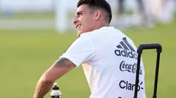 ¿VENÍS? Cristian Pavón con una sonrisa durante el entrenamiento de la Selección Argentina (Foto: Getty).