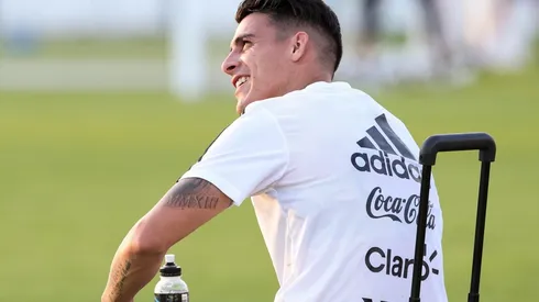 ¿VENÍS? Cristian Pavón con una sonrisa durante el entrenamiento de la Selección Argentina (Foto: Getty).