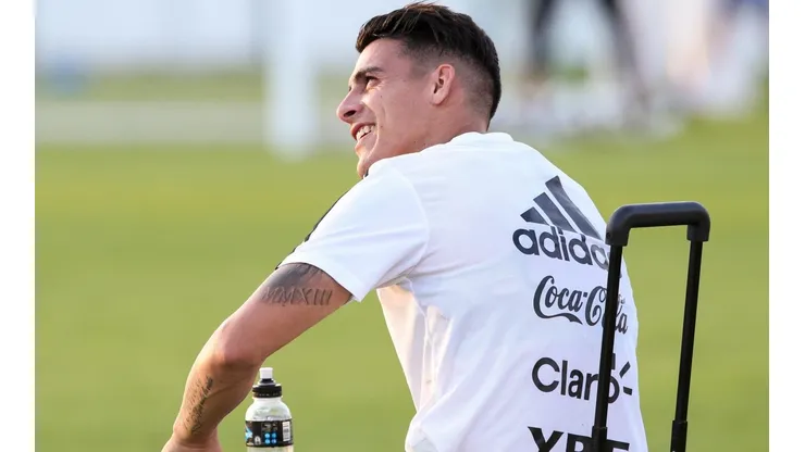 ¿VENÍS? Cristian Pavón con una sonrisa durante el entrenamiento de la Selección Argentina (Foto: Getty).