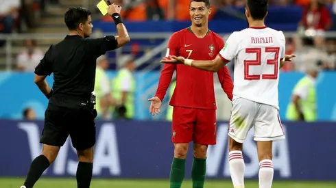 AMARILLA, CRISTIANO. El árbitro amonesta a Ronaldo después de la polémica jugada que vio el VAR (Foto: Getty).