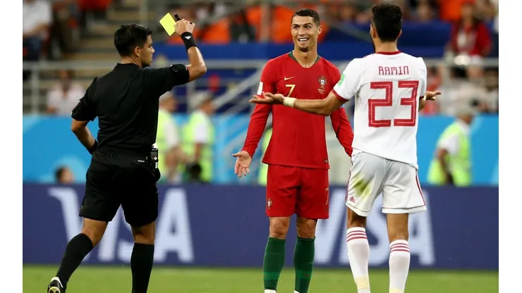 AMARILLA, CRISTIANO. El árbitro amonesta a Ronaldo después de la polémica jugada que vio el VAR (Foto: Getty).