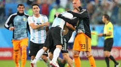 EMOCIÓN DE FELICIDAD. Wilfredo Caballero se abraza con sus compañeros tras la clasificación (Foto: Getty).
