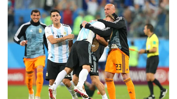 EMOCIÓN DE FELICIDAD. Wilfredo Caballero se abraza con sus compañeros tras la clasificación (Foto: Getty).
