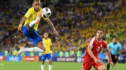 Clase total de Neymar para bajar el balón.