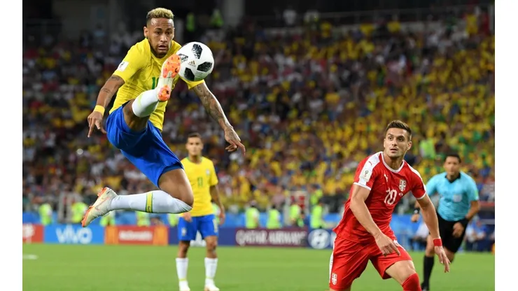 Clase total de Neymar para bajar el balón.