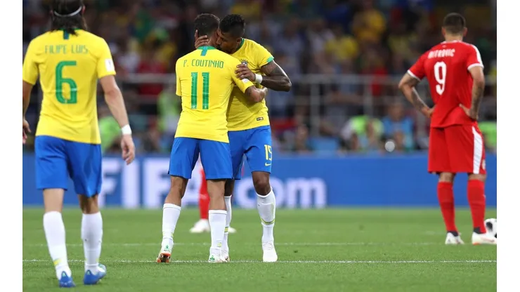LA DUPLA. Paulinho y le agradece a Philippe Coutinho por la asistencia con Brasil (Foto: Getty).