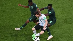 IMPARABLE. Musa y Etebo buscan frenar a Messi, quien no suelta el balón (Foto: Getty).
