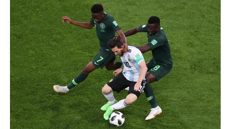 IMPARABLE. Musa y Etebo buscan frenar a Messi, quien no suelta el balón (Foto: Getty).