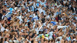 Alocado festejo de un hincha argentino: abrazo apasionado a una mujer de seguridad