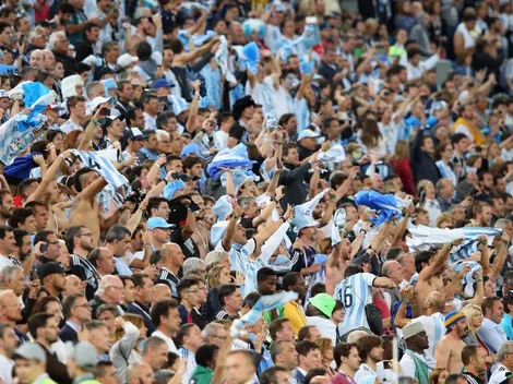 Alocado festejo de un hincha argentino: abrazo apasionado a una mujer de seguridad