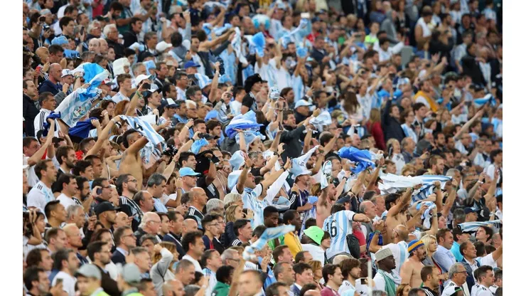 Alocado festejo de un hincha argentino: abrazo apasionado a una mujer de seguridad