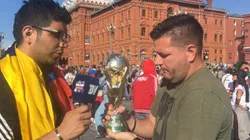 Todos la miran con deseo, quieren tocarla y sacarse una foto.