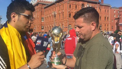 Todos la miran con deseo, quieren tocarla y sacarse una foto.