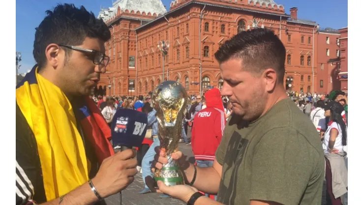 Todos la miran con deseo, quieren tocarla y sacarse una foto.