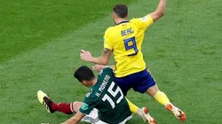Moreno en la falta que terminó en penal para Suecia.