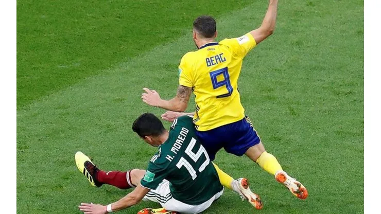 Moreno en la falta que terminó en penal para Suecia.