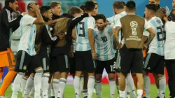 LOCURA. Titulares y suplentes festejan la clasificación a octavos de final (Foto: Getty).