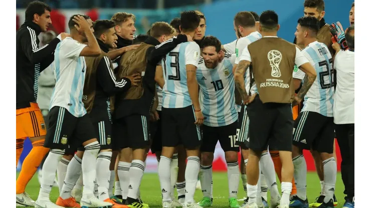 LOCURA. Titulares y suplentes festejan la clasificación a octavos de final (Foto: Getty).