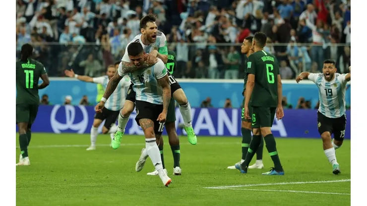 CELEBRA ROJO Y MESSI. El agónico gol de Argentina ante Nigeria (Foto: Getty).