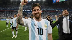 FESTEJÓ EL DIEZ. Messi levanta el brazo con una sonrisa ante los fanáticos argentinos.