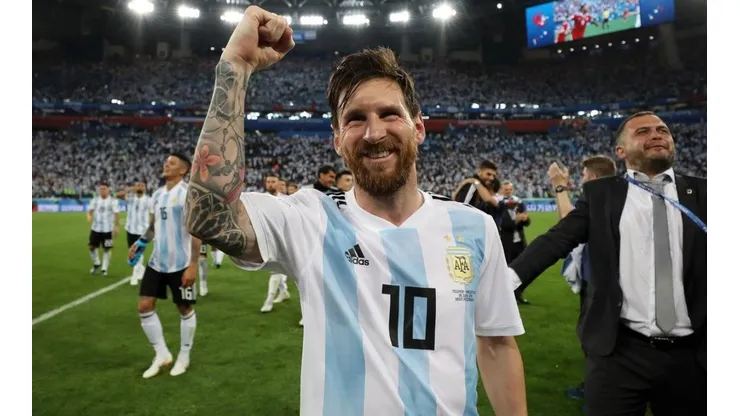 FESTEJÓ EL DIEZ. Messi levanta el brazo con una sonrisa ante los fanáticos argentinos.