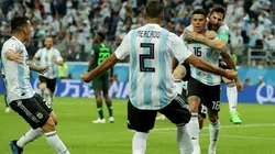 EL FESTEJO DE TODOS. Messi arriba de Rojo y Mercado lo espera con los abrazos abiertos (Foto: Getty).