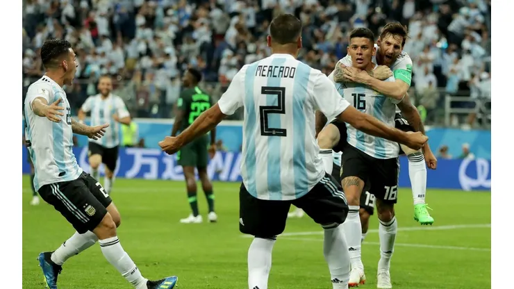 EL FESTEJO DE TODOS. Messi arriba de Rojo y Mercado lo espera con los abrazos abiertos (Foto: Getty).