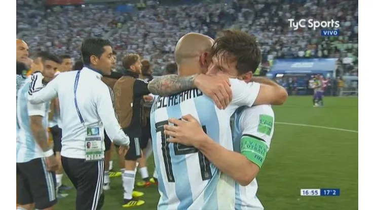 ¡La imagen del día! El abrazo de Messi y Mascherano llorando