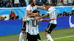 TODOS CON ÉL. Higuaín y Di María celebran junto a Messi en el córner del campo de juego (Foto: Getty).