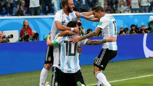 TODOS CON ÉL. Higuaín y Di María celebran junto a Messi en el córner del campo de juego (Foto: Getty).
