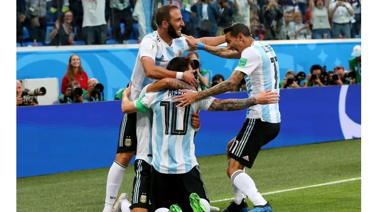 TODOS CON ÉL. Higuaín y Di María celebran junto a Messi en el córner del campo de juego (Foto: Getty).