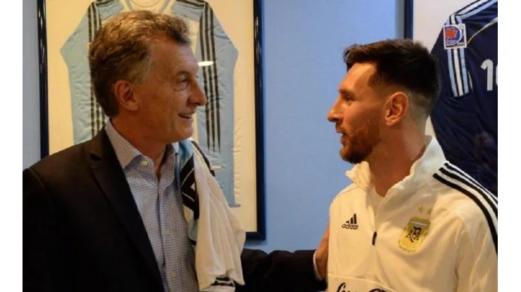 LA DESPEDIDA. Mauricio Macri con Lionel Messi en la partida de la Selección Argentina a Ezeiza.