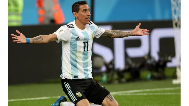 Di María protesta ante el árbitro del partido