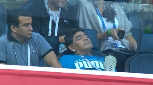 Maradona no soportó el nerviosismo y se quedó dormido