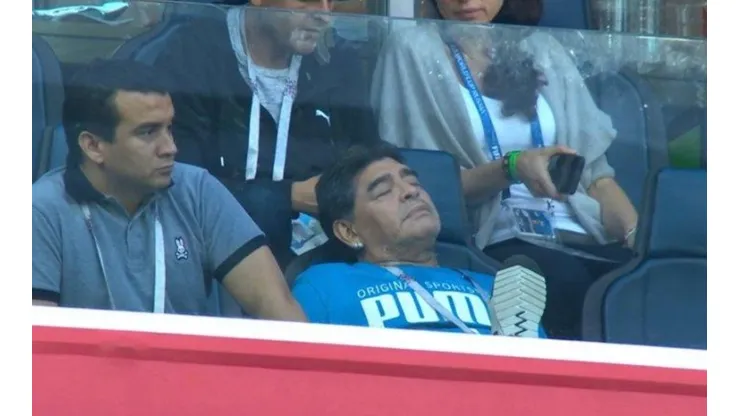 Maradona no soportó el nerviosismo y se quedó dormido