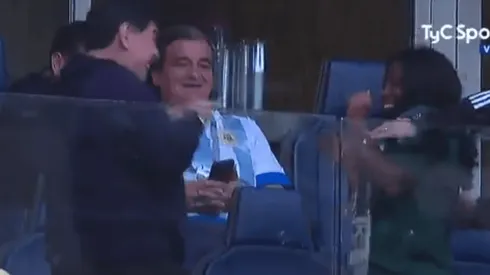 Foto de Diego Maradona en las gradas de Argentina.