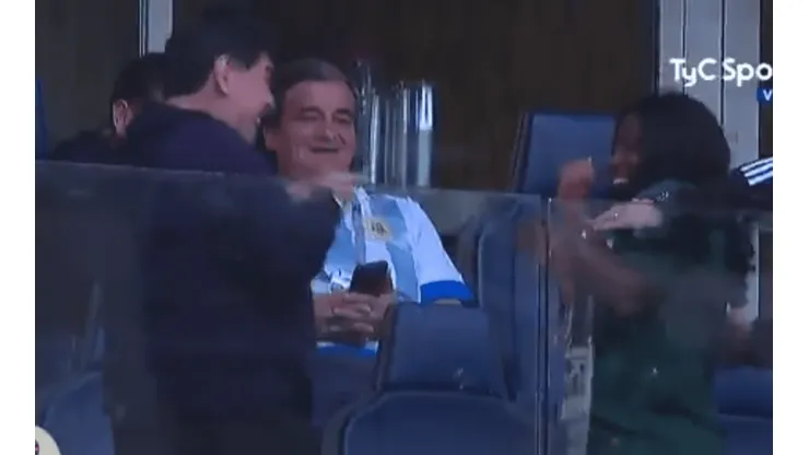 Foto de Diego Maradona en las gradas de Argentina.